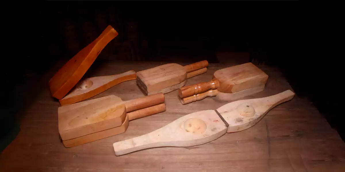 Wooden lemon Squeezer কাঠের লেবু চিপা যন্ত্র